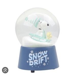 NWT Peanuts Snoopy Snow Drift Snow Globe